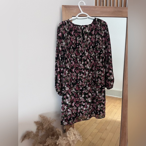 Cute Floral Pleated Dress - Picture 2 of 5